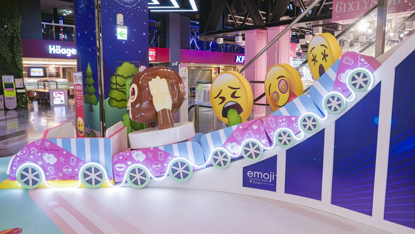 ▲臉書超Q表情「emoji夏日遊樂園」開幕囉！　7大造景免門票在桃園台茂。（圖／WOW愛玩客）