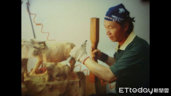 ▲木雕大師黃國男於1988年獲得全省木雕創作比賽第2名，因而闖出名號。（圖／記者黃孟珍翻攝）
