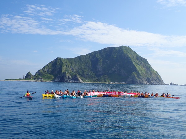 ▲ 划獨木舟挑戰基隆嶼 海大生獨特畢業領「海洋挑戰證書」。（圖／基隆海洋大學提供）