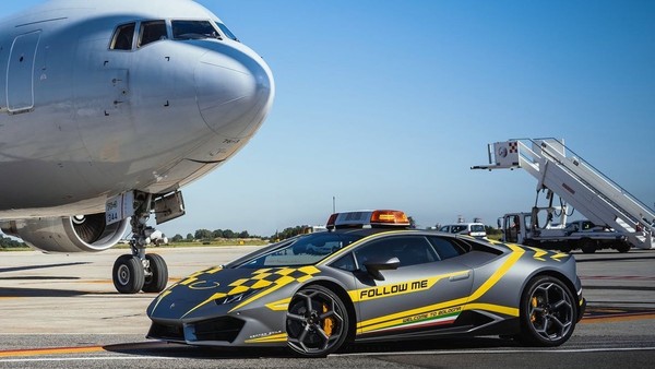 只有580匹小牛敢跑在飛機前面　藍寶堅尼Huracan化身機場用前導車（圖／翻攝自The Drive）