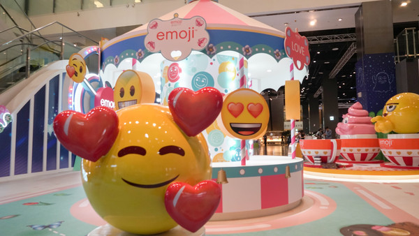 臉書超Q表情「emoji夏日遊樂園」開幕囉！　7大造景免門票就在桃園台茂
