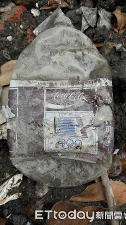 ▲▼掩埋近40年的可樂保特瓶形狀仍完好，瓶身商標文字清晰可見。（圖／記者王兆麟翻攝下同）