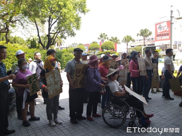 ▲屏東縣長治、鹽埔兩鄉居民，19日扶老攜幼，頭綁抗議白佈條、標語，到縣府下跪陳情。          。（圖／記者陳崑福翻攝）