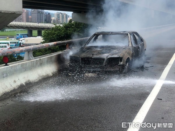 ▲▼國1南下22公里車輛爆胎引發火燒車，大車駕駛後方守護。（圖／記者孫于珊翻攝）