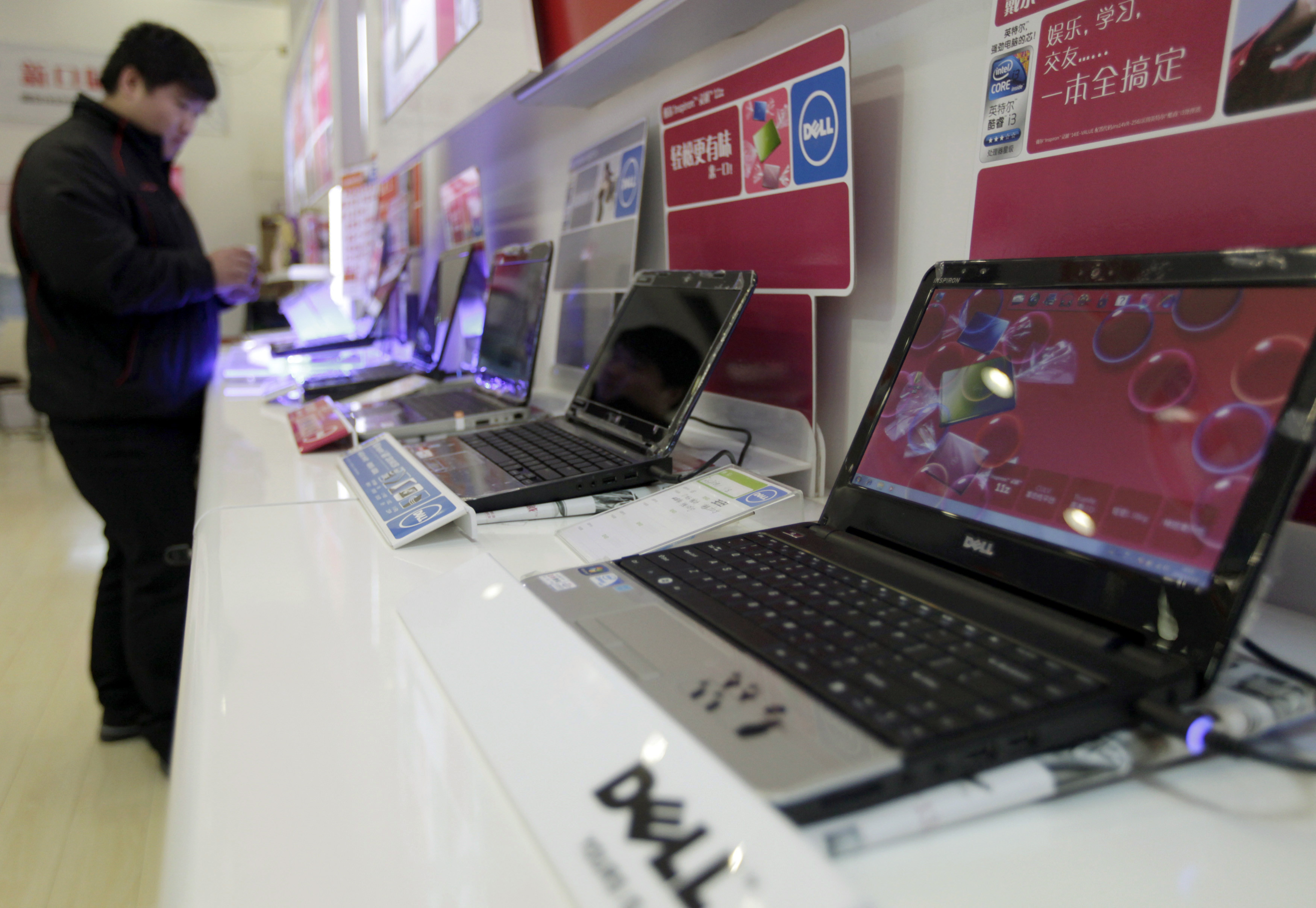 ▲▼ 北京民眾在戴爾（收購筆電Dell）店面看筆記型電腦。（圖／路透）