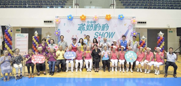 ▲新竹市副市長沈慧虹現場開心與17位90歲以上大齡長輩合影。（圖／新竹市政府提供）