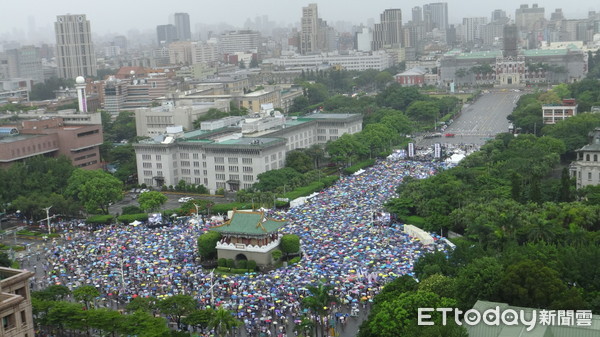 ▲▼立委黃國昌以及網紅館長陳之漢，23日號召萬名民眾上街頭捍衛台灣民主。（圖／記者黃彥傑攝）