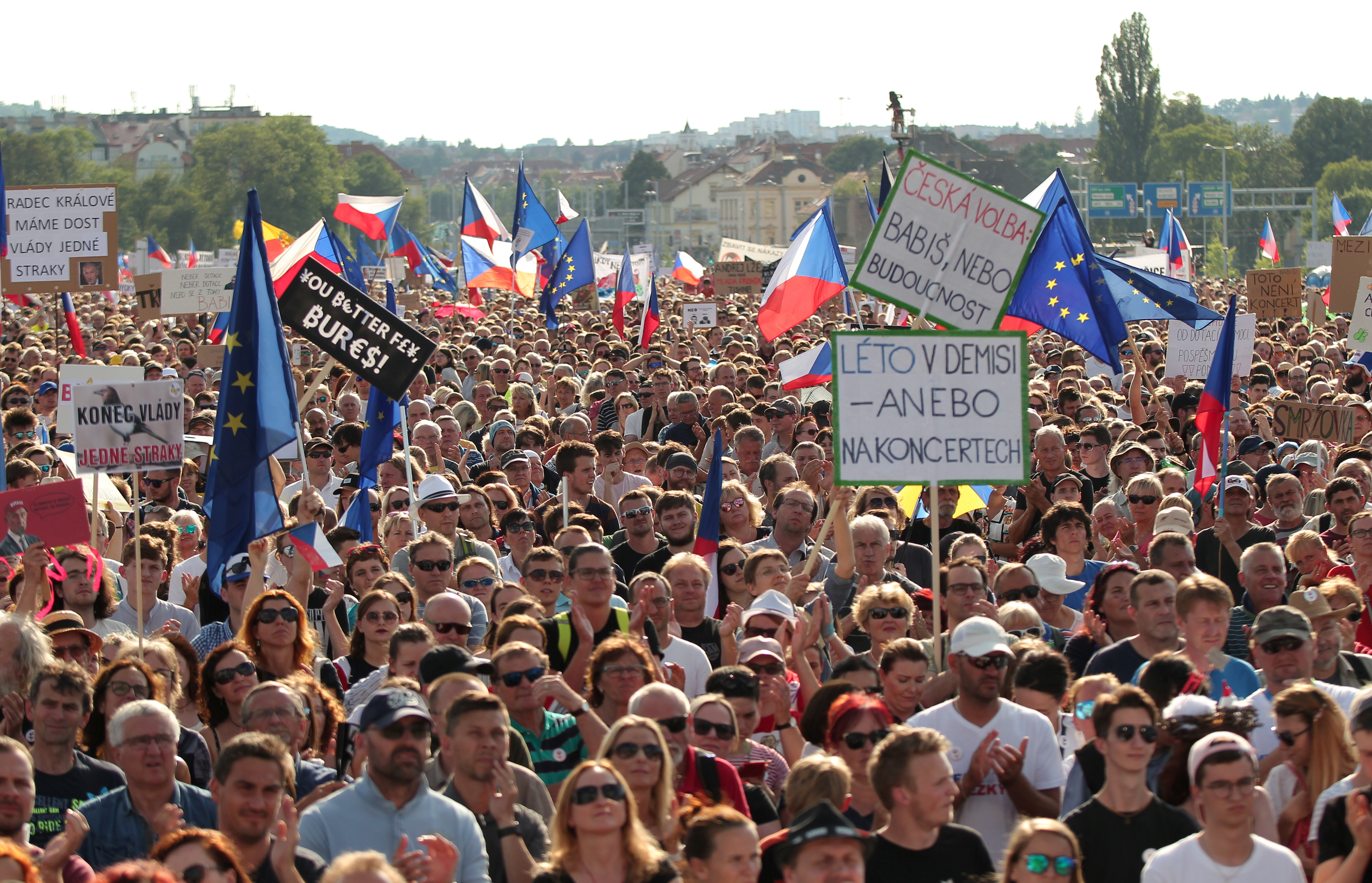 ▲捷克民眾示威抗議，要求總理巴比斯（Andrej Babiš）立即下台，現場抗議人數高達25萬人。（圖／路透社）