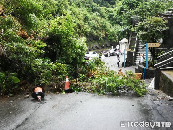 ▲▼汐止秀山路坍方。（圖／記者黃克翔攝）