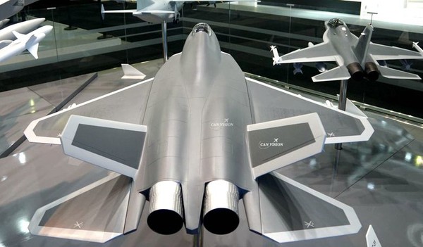▲▼殲-31全新版本模型亮相第53屆巴黎航展，但卻不見著艦鉤和折疊機翼設計，似乎已暗示「鶻鷹」可能已放棄上艦的爭奪。（圖／翻攝自搜狐軍事）
