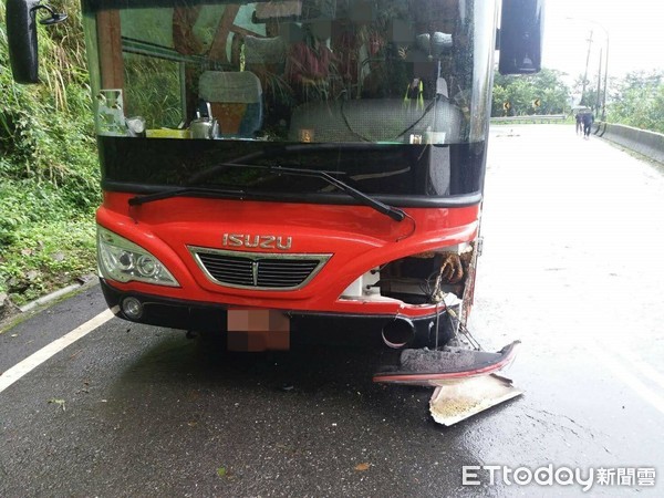 ▲▼ 上阿里山自小客車逆向撞上準備下山大客車，小車毫髮無傷，大客車保險桿明顯脫落。（圖／民眾提供，下同）