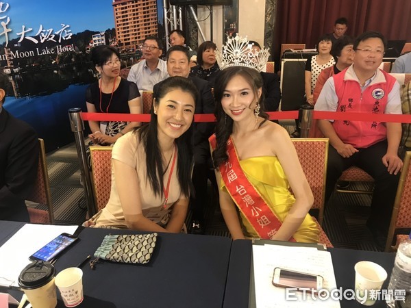 ▲許淑華與第9屆台灣小姐冠軍高曼容合影。（圖／記者白珈陽攝／下同）