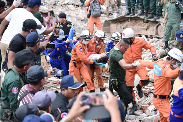 ▲▼柬埔寨施亞努市（Sihanoukville）一棟7層樓高建築倒塌，造成28名工人死亡。（圖／路透）