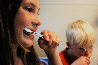 「活性炭牙膏」能美白吸附髒東西？　權威期刊：恐讓琺瑯質磨損！