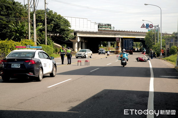 ▲▼車禍現場血跡斑斑，物品散落一地，機車也因衝撞力道強大而撞飛到對向車道。（圖／記者黃孟珍攝）