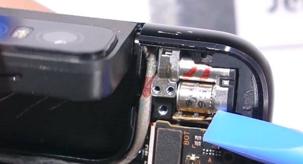 ▲華碩ZenFone 6拆機測試　揭密翻轉鏡頭內部結構。（圖／翻攝youtube）