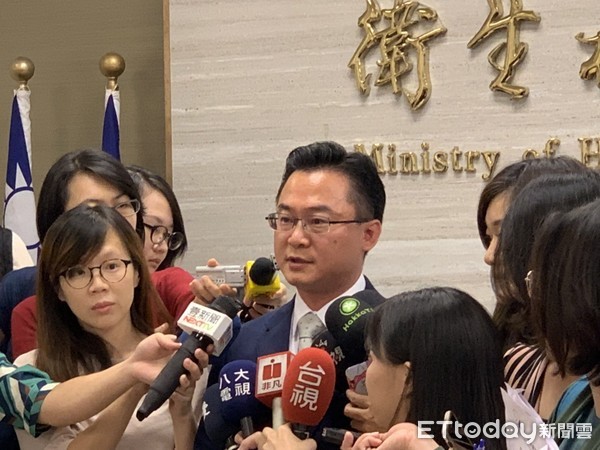 ▲非藥用牙膏、漱口水7/1納化粧品管! 廣告誇大重罰500萬。(圖/記者嚴云岑攝)