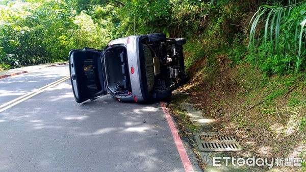 ▲▼汐止東勢街山路有女駕駛精神不濟翻車。（圖／記者孫于珊翻攝）