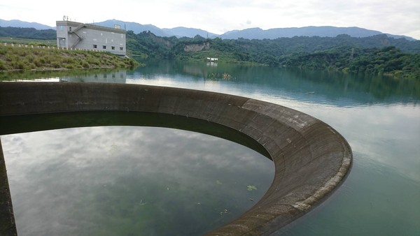 ▲雲林湖山水庫首次滿庫溢流。（圖／中區水資源局提供）