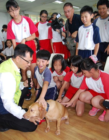 ▲彰化市長林世賢與養了12年癌末的愛犬一同現身。（圖／彰化市公所提供）