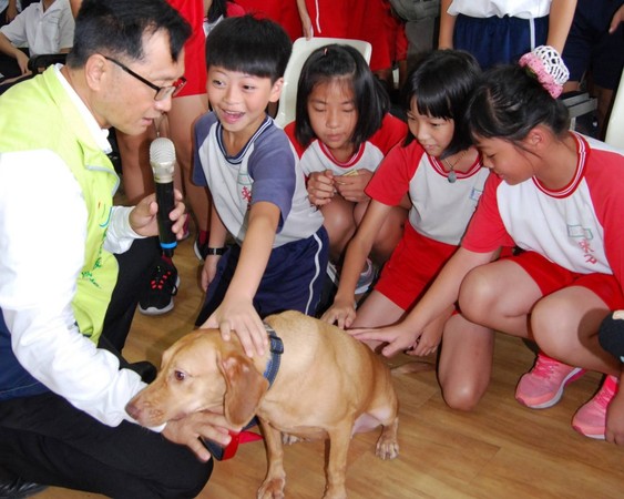 ▲彰化市長林世賢與養了12年癌末的愛犬一同現身。（圖／彰化市公所提供，以下同）