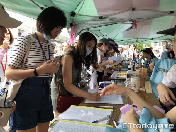 ▲▼空服員帶著幼子到場參加罷工，暴雨中大呼口號「長榮罷工一定成功」             。（圖／記者陳以昇攝）