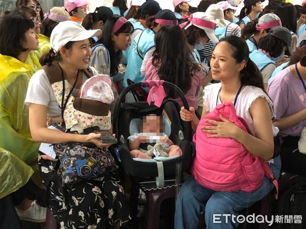 ▲▼空服員帶著幼子到場參加罷工,暴雨中大呼口號「長榮罷工一定成功」 。(圖/記者陳以昇攝)