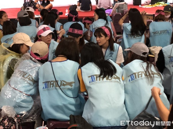 ▲▼空服員帶著幼子到場參加罷工,暴雨中大呼口號「長榮罷工一定成功」 。(圖/記者陳以昇攝)