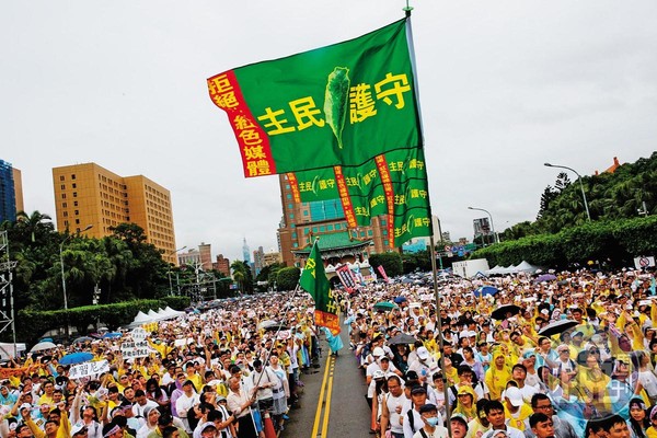 6月23日反紅媒凱道遊行大爆滿，不少柯粉到場聲援，但導演李惠仁致詞時嗆柯：面對中國施壓不能「不用理他就好」。
