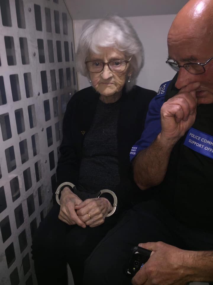 ▲▼當93年乖乖牌，白髮嬤自願被抓「進警局初體驗」。（圖／翻攝自推特／sterlingsop）