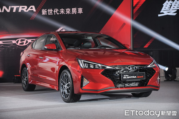 ▲現代Elantra、Elantra Sport 4門房車即日上市，建議售價自64.9、81.9萬元起。（圖／記者林鼎智攝）