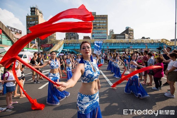 ▲ 基隆海洋老鷹嘉年華熱鬧遊街 森巴女郎超吸睛人潮爆滿。（圖／基隆市政府提供）