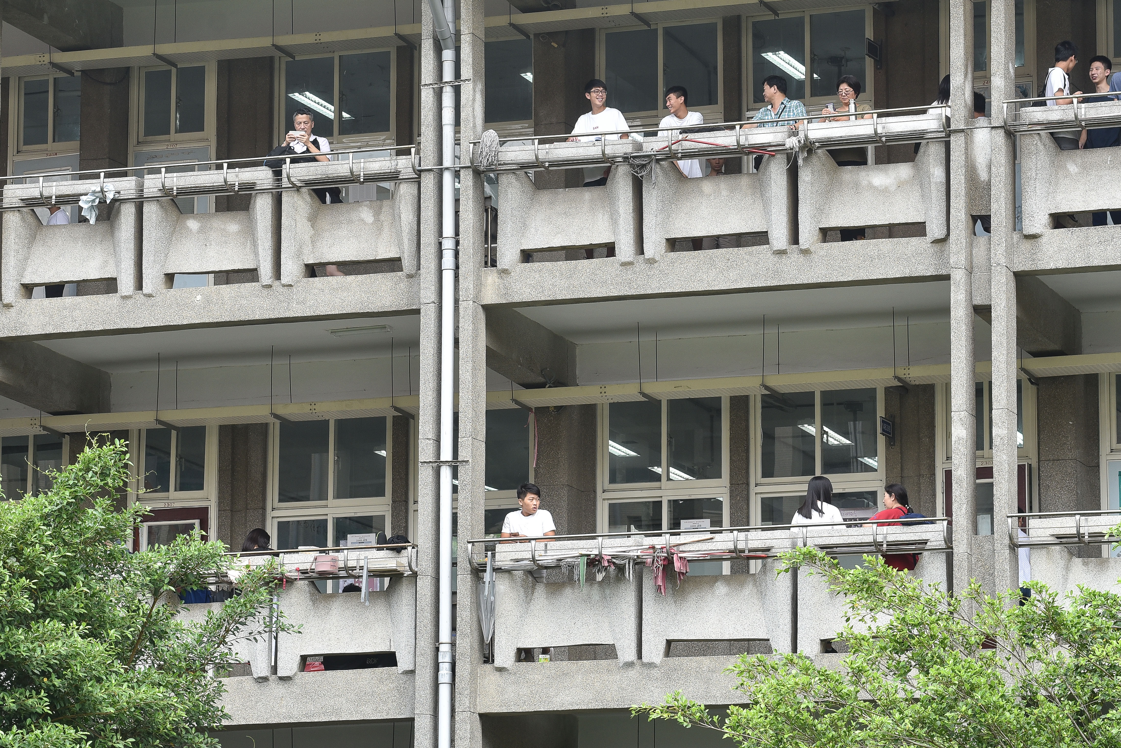 ▲▼108年大學指定考科考試,大學指考,考生,考場,陪考,家長,教育,升學壓力,考試,青少年,學生,多元入學。（圖／記者李毓康攝）