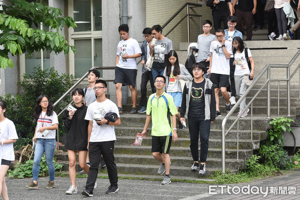 ▲▼108年大學指定考科考試,大學指考,考生,考場,陪考,家長,教育,升學壓力,考試,青少年,學生,多元入學。（圖／記者李毓康攝）