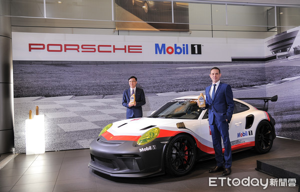 ▲保時捷（Porsche）今（2）日與美孚1號（Exxon Mobil 1）推出3款原廠聯名機油。（圖／記者林鼎智攝）