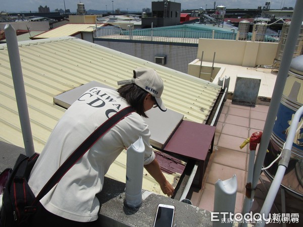 疾管署防疫人員持續於高雄市三民區高風險里別進行隱藏性孳生源查核。(圖/疾管署提供)