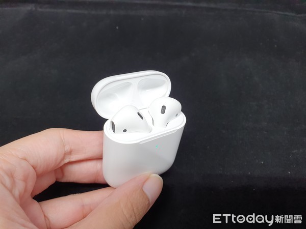 ▲▼搭配無線充電盒的AirPods 2。（圖／記者邱倢芯攝）