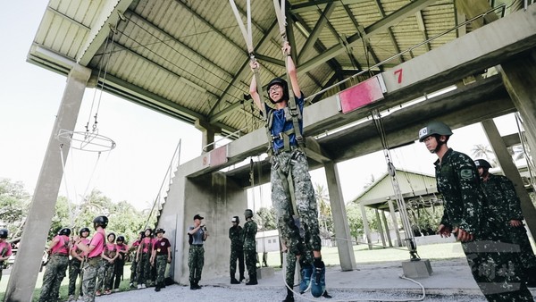 傘戰營高跳塔體驗 　考驗學員膽識。（圖／軍聞社）