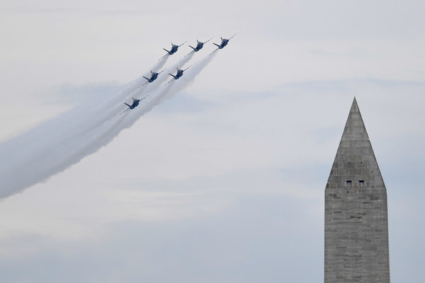 ▲▼美國獨立紀念日，海軍藍天使（Blue Angel）特技飛行隊戰機。（圖／路透）