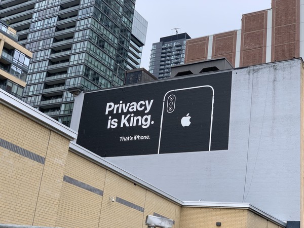 ▲▼蘋果近期被發現在加拿大架起兩面巨幅廣告宣傳該公司的隱私政策。（圖／翻攝Twitter）