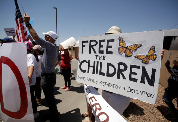 ▲▼抗議者手持標語，抗議美國海關拘留處沒有善待移民小孩。（圖／路透）
