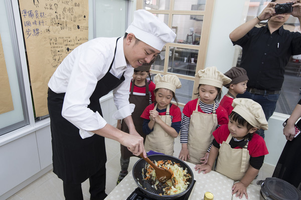 ▲新竹市長林智堅參與孩子的料理課，扮起「型男主廚」大展身手。（圖／新竹市政府提供）