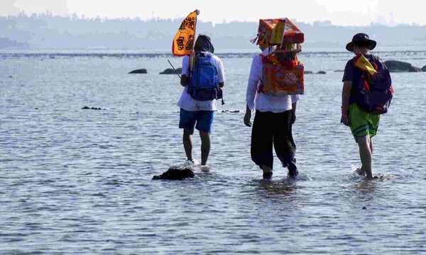 ▲「海上漫步迎媽祖」追尋祖先足跡 澎湖菊島「徒步海巡」體驗。（圖／藝術家朱朱提供）