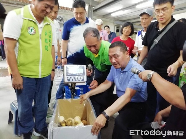 ▲ 侯sir找新北好筍 訪視三峽綠竹筍集貨場。（圖／新北市農業局提供）