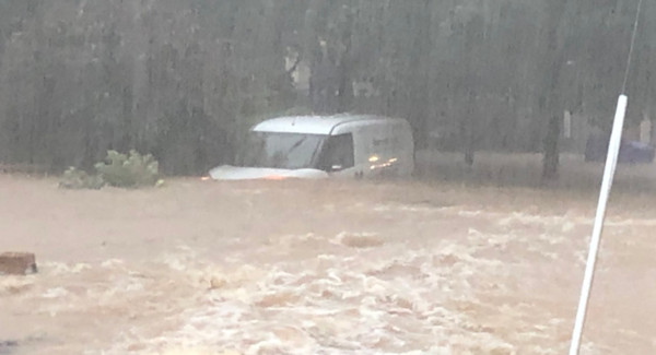 ▲▼一輛廂型車被大水淹沒。（圖／翻攝自推特／HavocHound）