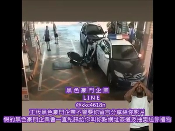 ▲▼三寶騎士加油站暴衝撞警車。（圖／翻攝自臉書《黑色豪門企業》）