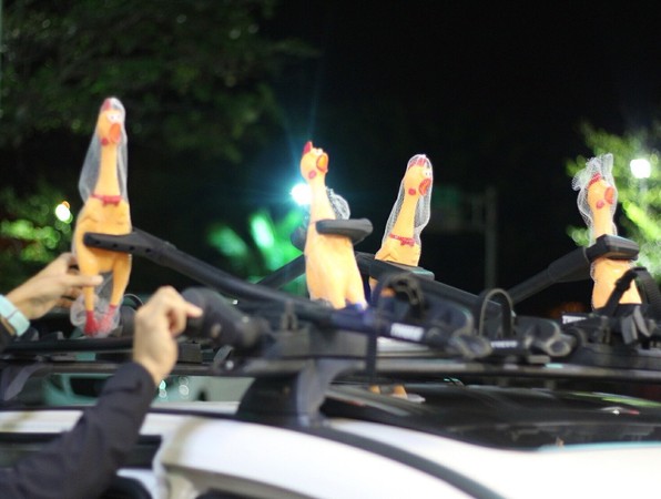 ▲BMW人車接力賽，HOOD to COAST台灣區優秀隊伍Chicken Attack以尖叫雞裝飾車。（圖／HOOD to COAST主辦單位提供）