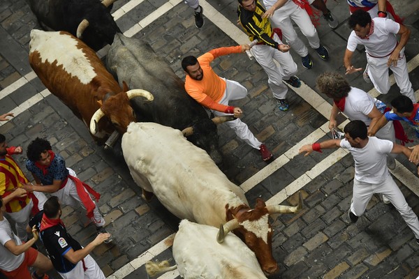 ▲西班牙「奔牛節」常常鬧出人命，但參加者依然此然樂此不疲。（圖／達志影像／美聯社）