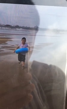 9歲失蹤女童章子欣海邊玩水畫面曝光　房客輕生前PO文：認了一個女兒睡很香甜。（圖／翻攝《浙江新聞》）