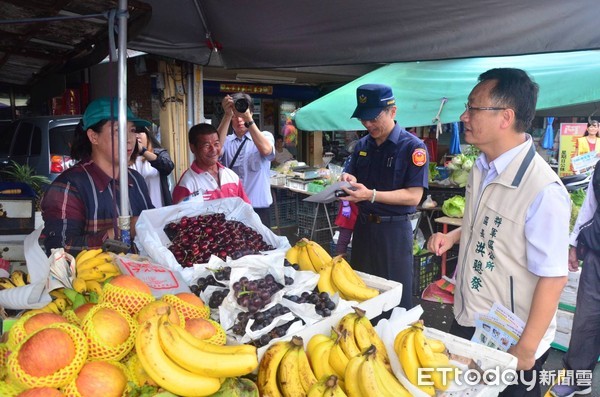 ▲將軍區長洪聰發清，偕同台南市警學甲分局長洪頂力，率領里長、里幹事、衛生所、環保局將軍區清潔隊、義警、民防、志工及巡守隊，共同巡視防疫。（圖／記者林悅翻攝，下同）